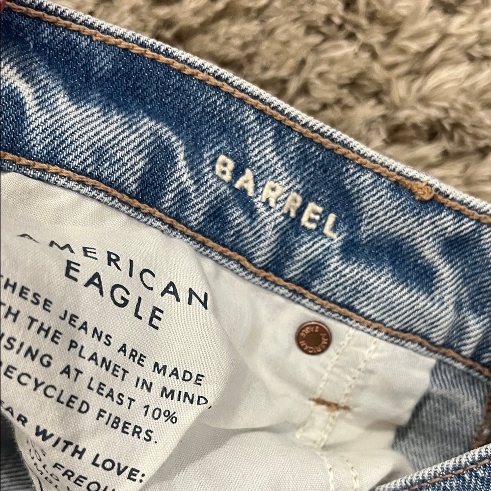 American Eagle Outfitters Light Wash Barrel Jeans - Picture 6 of 7